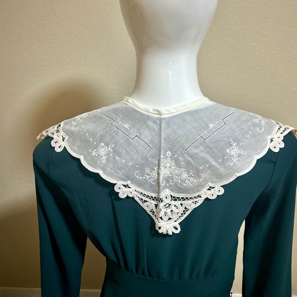 Vintage White Cotton Lace Collar Dickey, Pearl Button, Unworn - Picture 5 of 10